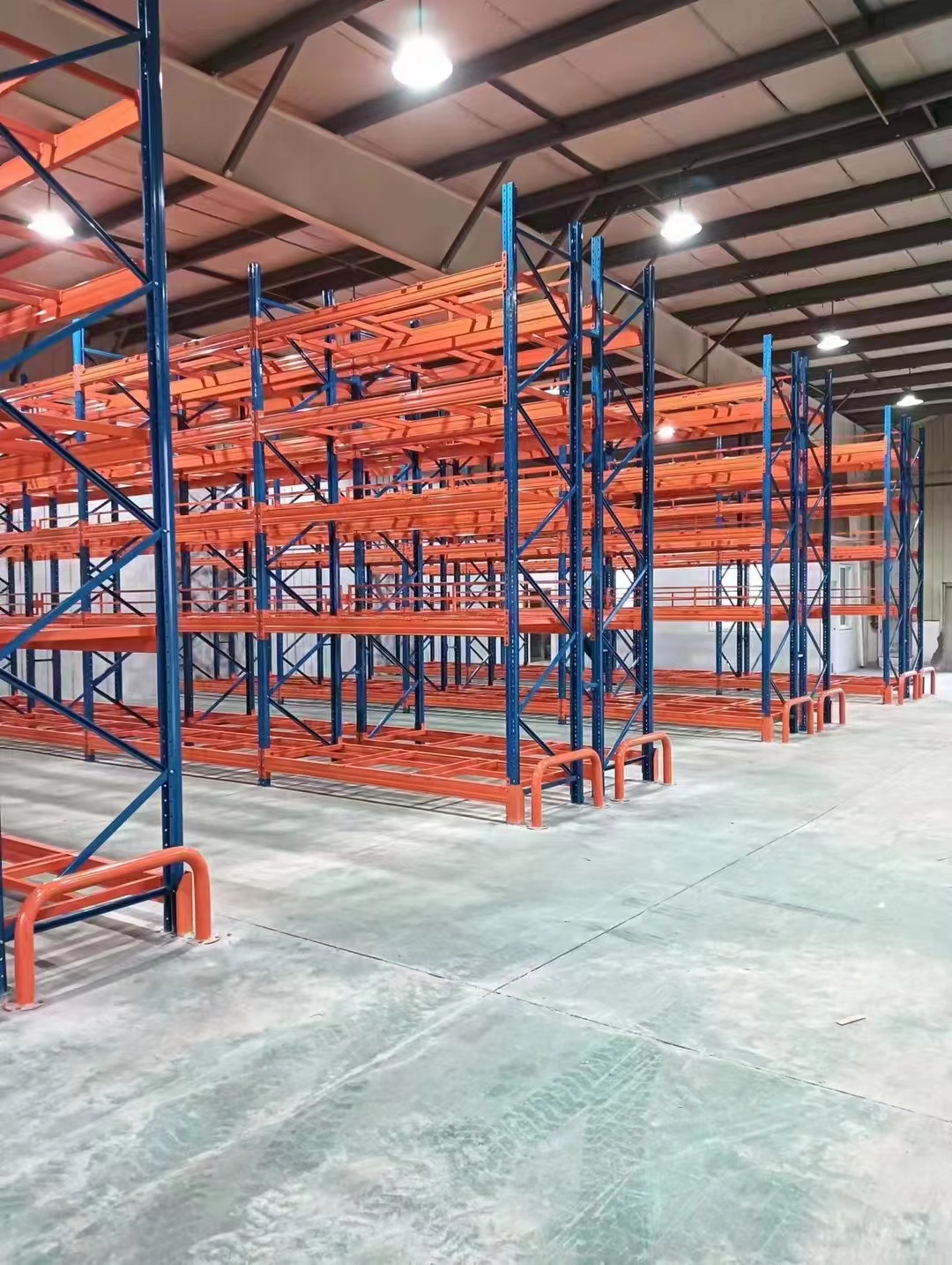 重（chóng）力式貨架